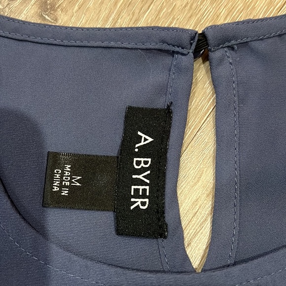 Peekaboo shoulders - Picture 2 of 4